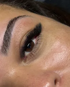 Olho de perto com extensão de cílios Fox Eyes, com fios mais longos no canto externo.