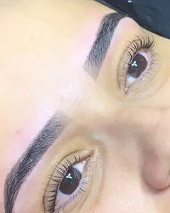 Olhos de perto com os cílios naturais curvados pelo lifting e as sobrancelhas desenhadas.
