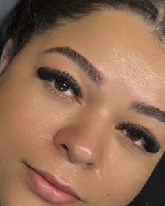 Cliente de olhos castanhos com extensão de cílios Mega Brasileiro.