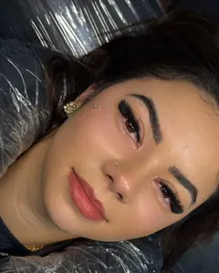 Cliente deitada com extensão de cílios Mega Fox Eyes.