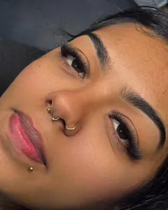 Cliente de olhos castanhos com extensão de cílios Volume Egípcio.