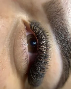 Olho de perto, visto de lado, com extensão de cílios Volume Luxo.